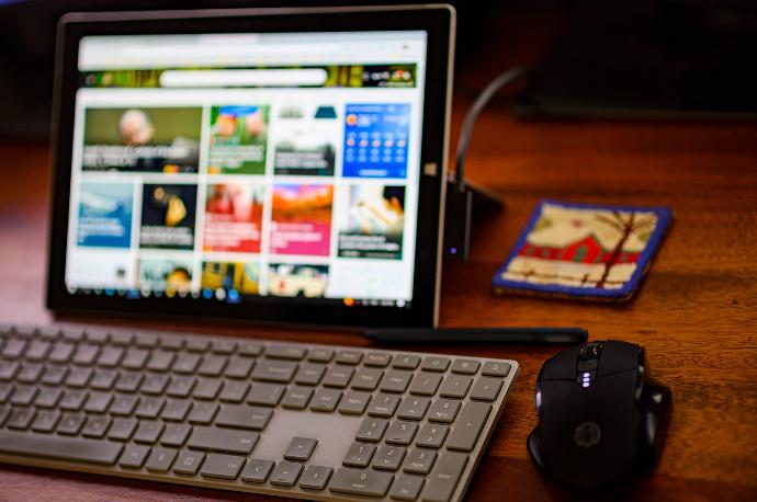 a laptop computer and mouse on a desk